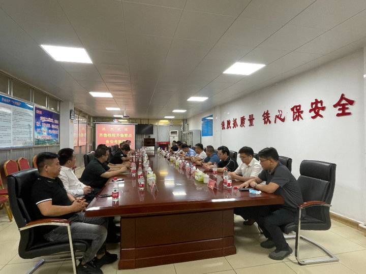 齊魯壹點(diǎn)食安山東消費(fèi)者考察團(tuán)走進(jìn)雙匯德州工廠(chǎng)見(jiàn)證品質(zhì)餐飲管理